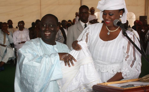 Le maire de Guédiawaye, Aliou Sall, recevant un cadeau de son adjointe, Néné Tall