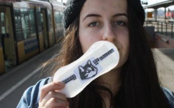 Des serviettes hygiéniques pour faire passer ses messages féministes