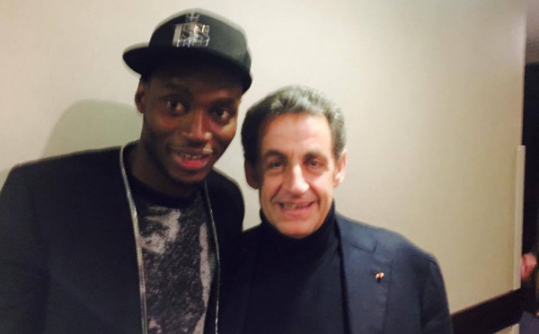 Diafra Sakho pose avec  le Président Sarkozy