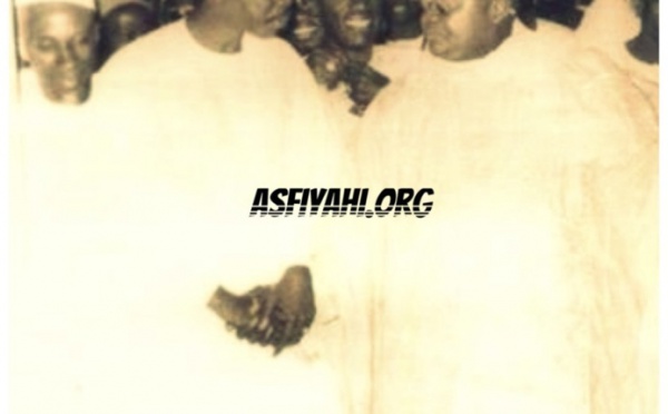 Serigne Cheikh Al Makhtoum et Serigne Mansour Sy à la cérémonie officielle du Mawlid 1982