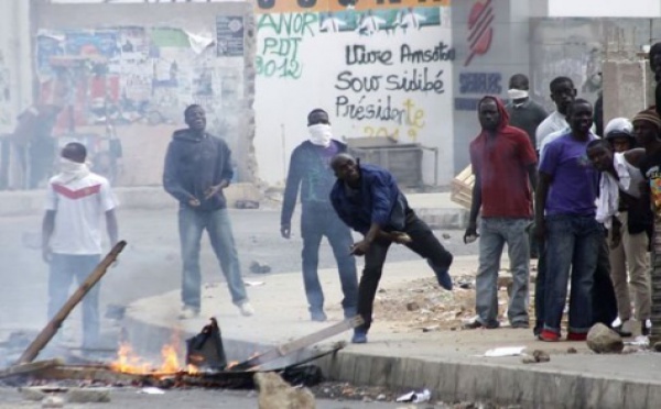Retour en images sur l'affrontement entre les partisans de Karim et les forces de l’ordre devant le domicile de Wade 