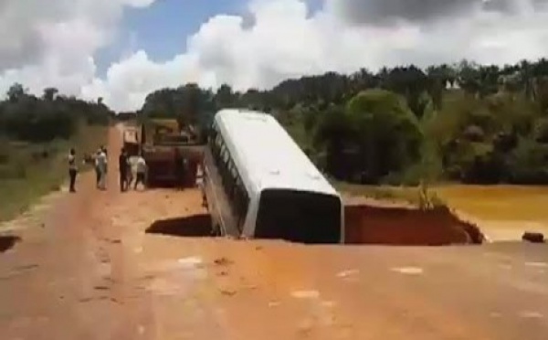 Vidéo - Brésil : Un bus englouti par un trou au milieu de la route