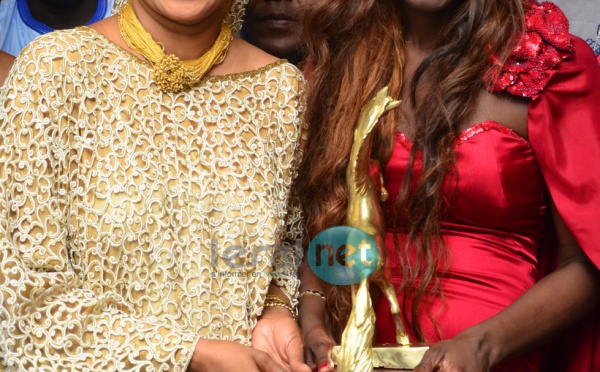 Aissata Tall Sall présente à Coumba G. Seck son prix Maalaw d’or du meilleur acteur politique