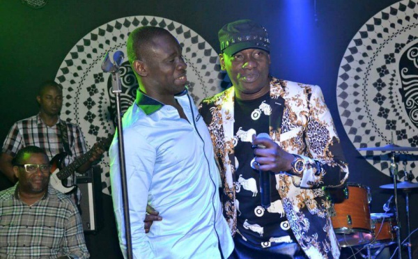 Pape Diouf reçoit sur scène Manel Diop