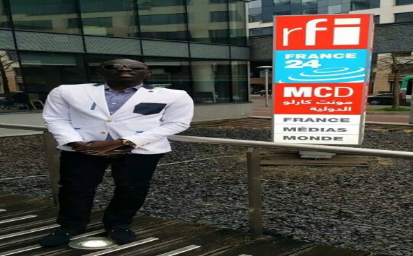 Pape Diouf devant les locaux de France médias monde 