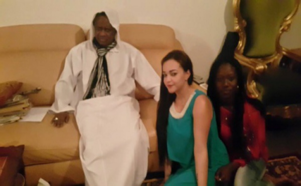 Agnes de "Un café avec..." en mode ziar chez Serigne Modou Kara 