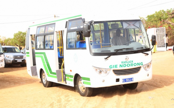 Macky Sall préside la cérémonie de mise en route de 44 minibus TATA pour la commune de Kaolack