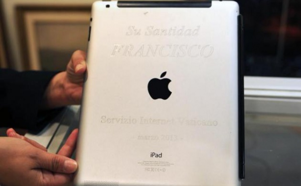 L'ancien iPad du pape vendu 30.500 dollars