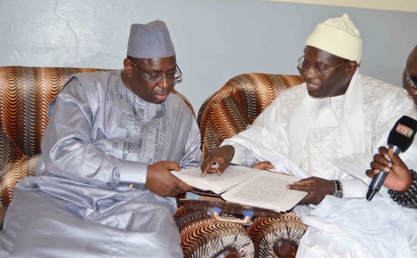 Ndorong Touba (Kaolack) : Serigne Issakha Mbacké ibn Serigne Bassirou Mbacké déroule le tapis rouge à Macky Sall