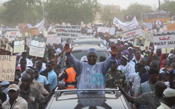 Arrêt sur images: Macky Sall s'offre un bain de foule à Kaffrine