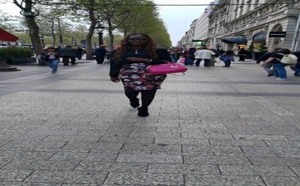 Regardez la belle Coumba Gawlo Seck dans les rues de Paris