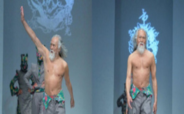 Un Homme de 79 ans fait sensation au Fashion Week de Pékin