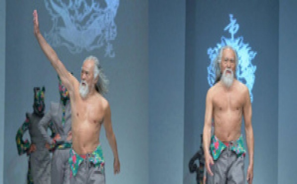 Un Homme de 79 ans fait sensation au Fashion Week de Pékin