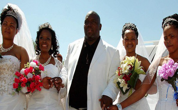 Incroyable! Cet homme d’affaires a épousé ces 4 femmes en même temps