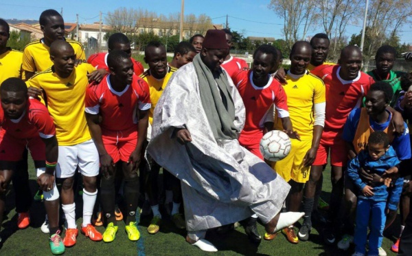 (Photo) Tamsir Faye, Consul général du Sénégal à Marseille, jongle un ballon en... babouches et chéchia, s'il vous plaît !