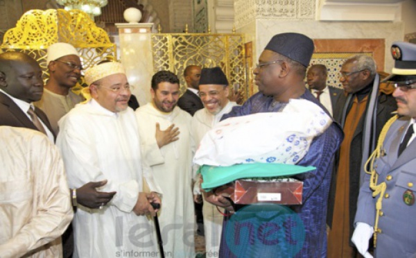 Arrêt sur image: Macky Sall au Mausolée de Cheikh Ahmed Ahmed Tidiane Chérif, les mains pleines de présents
