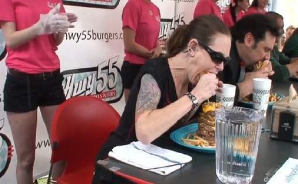 Elle engloutit un gigantesque burger en 2 minutes