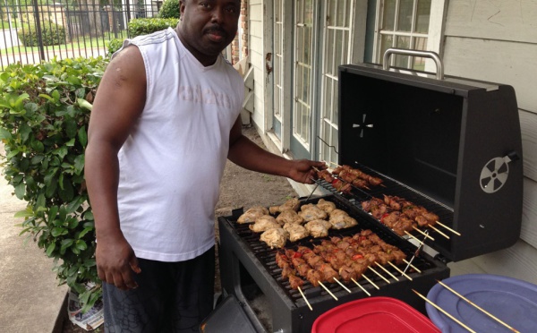 Le talentueux Animateur de Radio Keur Gou Makk Amath Diouf fait un barbecue pour la famille