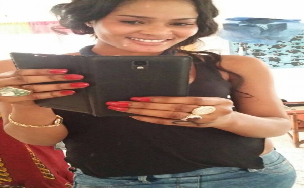 Soumboulou Bathily en mode "selfie"