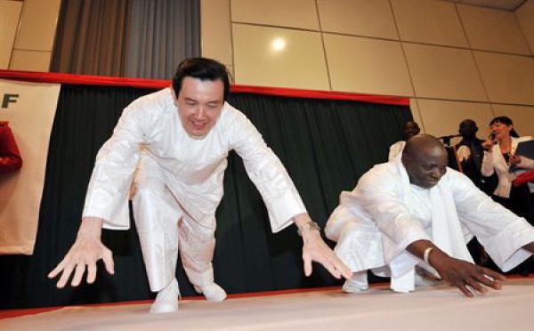 Yaya Jammeh et le Président taïwanais sur le tatami