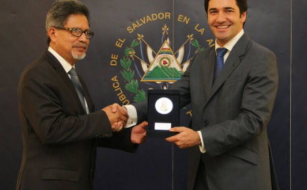 Voici Luis Cacho, le consul de l'ambassade d'Espagne