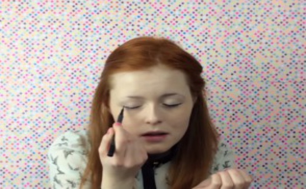 Une youtubeuse aveugle poste des tutos maquillage pour les non voyantes !