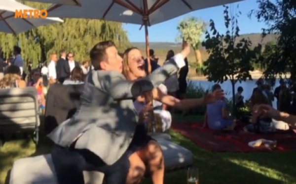 Il empêche sa compagne d'attraper le bouquet de la mariée