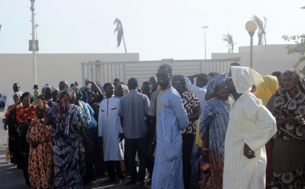 La longue attente des proches de Thione Seck au Palais de Justice (Photos)