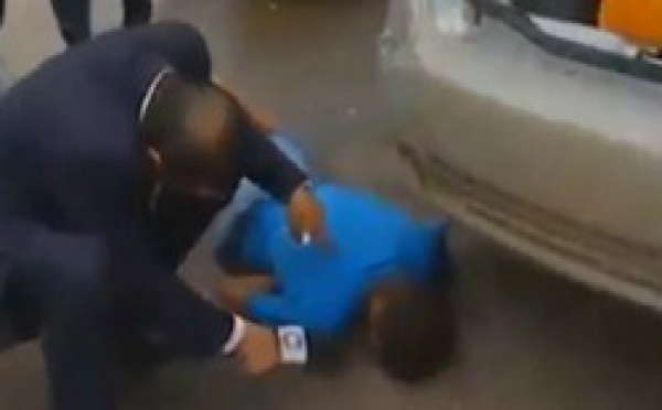 Il essaye d'interviewer un homme mort après une fusillade