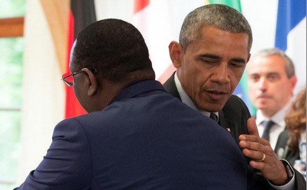 Chaleureuse accolade entre le Président Macky Sall et le Président Barack Obama au sommet du G7