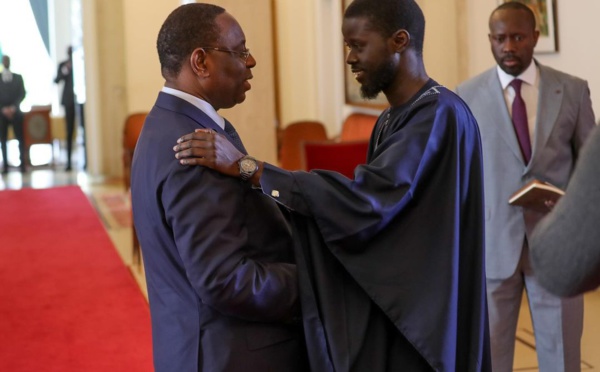 Le Président Macky SALL a reçu ce jeudi son successeur, le Président Bassirou Diomaye Faye, élu lors du premier tour de l’élection présidentielle du 24 mars 2024.