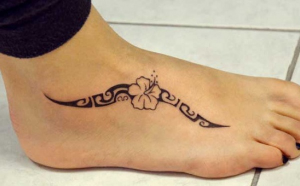 Un tribunal interdit à une jeune maman d'allaiter son bébé à cause d'un tatouage