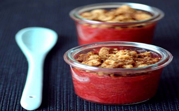 Crumble pommes, fraises, rhubarbe aux speculoos 