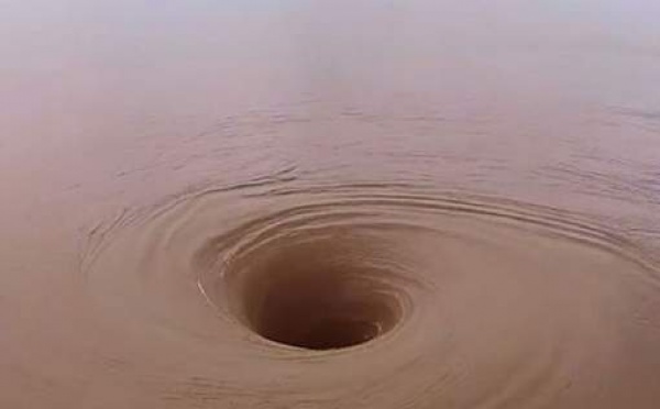 Comment expliquer ce trou étonnant au milieu d'un lac ?