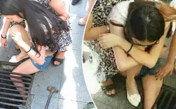 Elle écrit un SMS en marchant et se coince la jambe dans une bouche d’égout