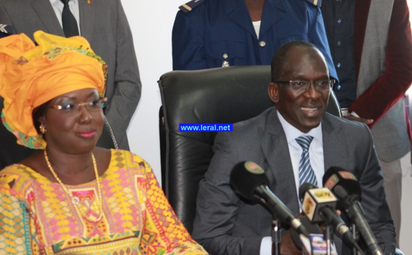 Les images de la passation de service au ministère du tourisme entre Abdoulaye Diouf Sarr et  Maïmouna Ndoye Seck