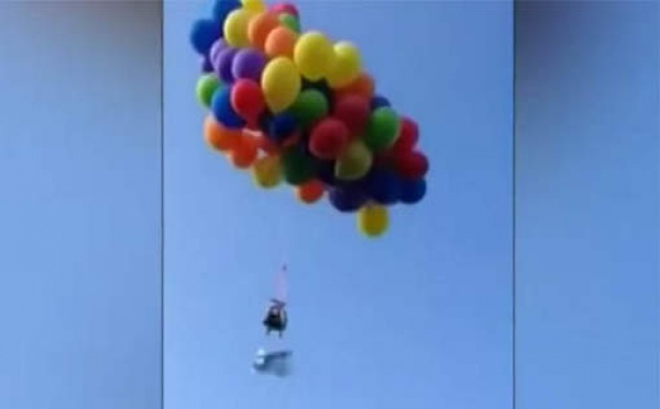 Il s'envole attaché à cent ballons d'hélium