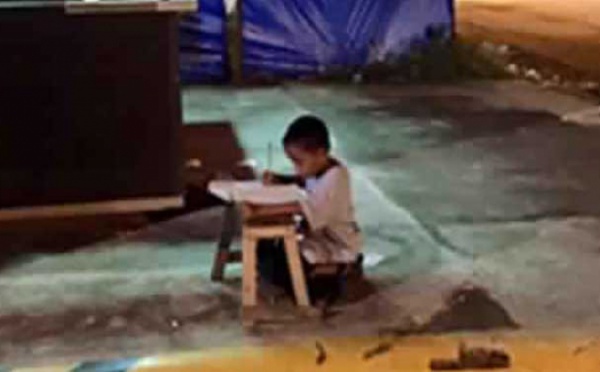 Ce garçon de 9 ans faisait ses devoirs dans la rue grâce à la lumière d'un Mc Donald's: la photo d'une étudiante allait changer sa vie
