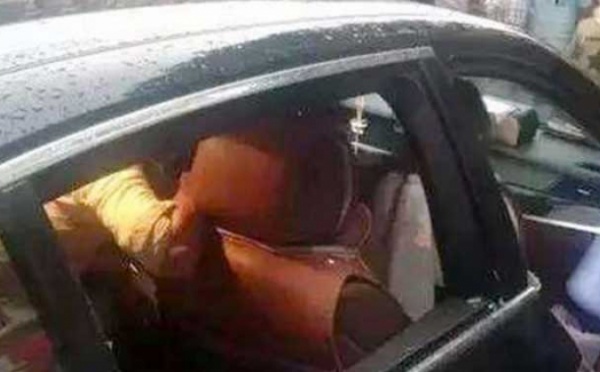 Malgré la chaleur, elle refuse que les pompiers brisent la vitre de sa voiture pour sauver son enfant, bloqué à l'intérieur: sa raison est incroyable