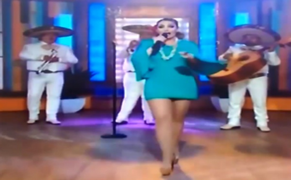 OUPS ! UNE CHANTEUSE MEXICAINE PERD SA SERVIETTE HYGIÉNIQUE EN DIRECT À LA TÉLÉVISION (VIDÉO)