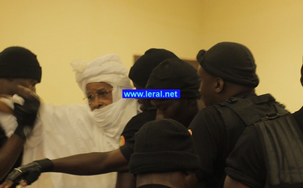 70 photos - Habré se rebelle, sa famille crie au complot, les juges et le Procureur des CAE déterminés, les "victimes" et les avocats prêts pour le combat... Revivez les images marquantes de l'ouvereture d'un procès historique