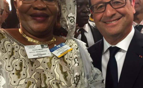 Aïda Mbodj en toute complicité avec le Président français, François Hollande