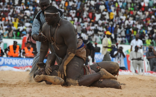 100 photos - Bombardier-Modou Lo: Revivez les images choc du Combat royal
