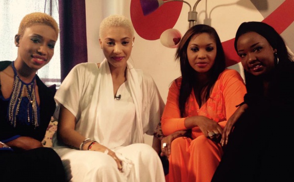 Le mannequin Adja Diallo en toute complicité avec le trio de chanteuses du groupe "Safari"