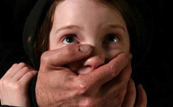 Il laisse sept hommes violer sa fille de 11 ans à plus de 500 reprises