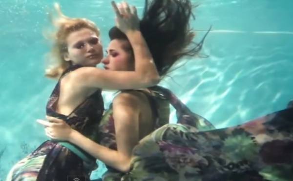 Voici le premier défilé de mode au monde à se dérouler... sous l'eau (vidéo)