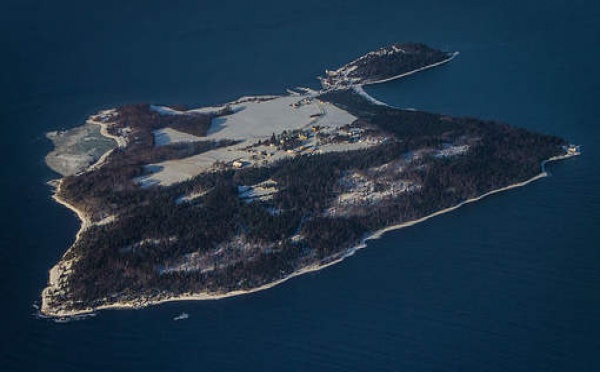 Il s'évade d'une prison "paradisiaque" en surf