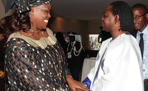 Chaleureuse poignée de mains entre Baba Maal et la Première dame