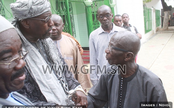 Doudou Ndiaye Rose serrant la main à Abdoulaye Makhtar Diop, hier, à la levée du corps de Vieux Sing Faye