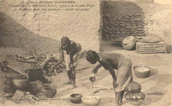 Carte postale : Des femmes en pleine préparation du beurre de karité